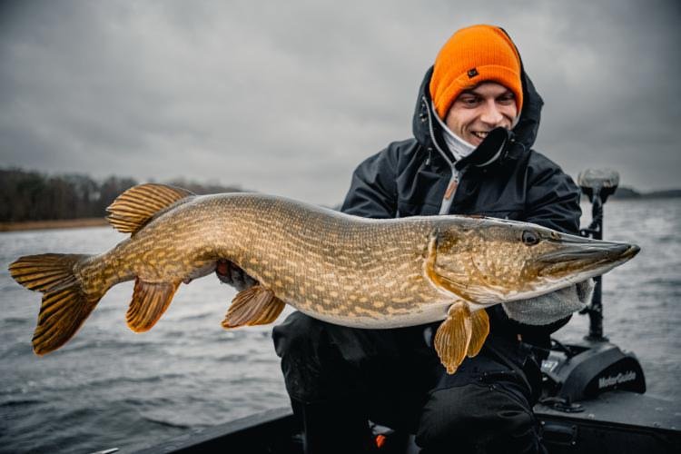 Angler mit Großhecht beim Guiding im Naturreservat Maraviken bei Eriksberg – Småland Sportfiske