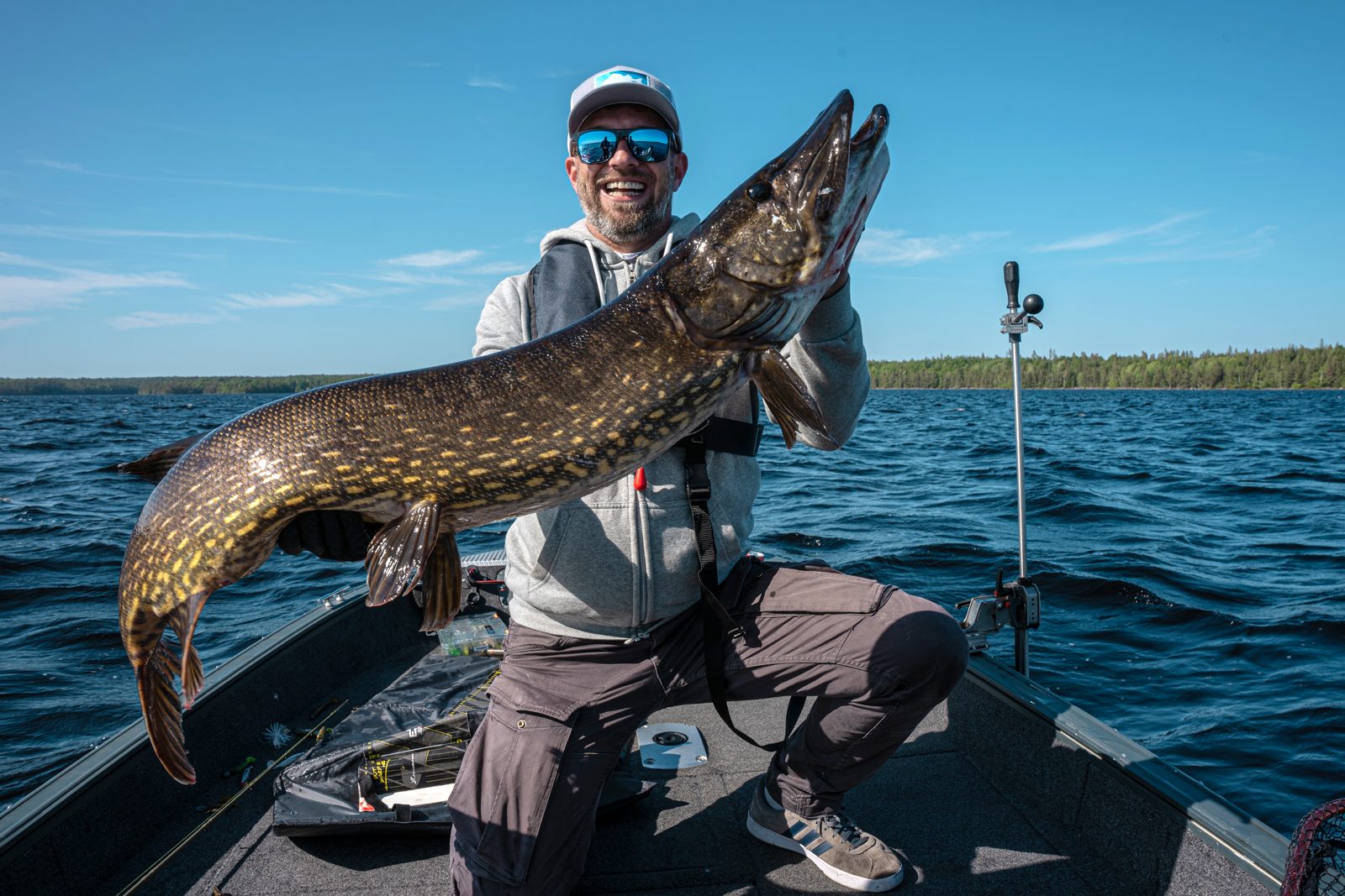 Angler mit fast schwarzem Großhecht beim Angelguiding auf dem Mien – Småland Sportfiske