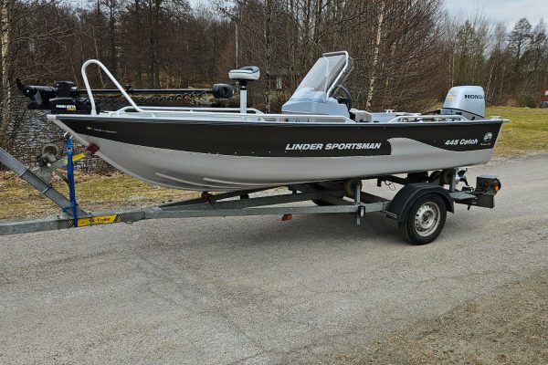 Bootsvermietung Småland – Linder Sportsman mit Konsole auf dem Trailer