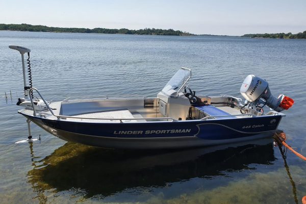 Bootsvermietung Småland – Linder Sportsman mit Bugmotor und Außenborder am Ufer