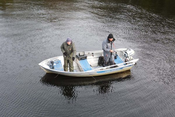 Bootsvermietung Småland – zwei Angler in einem Boot auf dem See